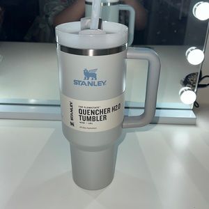 STANLEY The flowstate Quencher 2.0 tumbler 40oz in FOG color